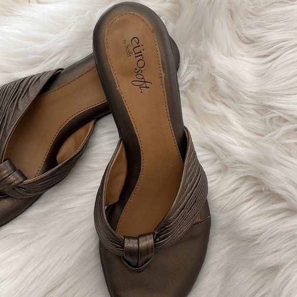 🎉SALE🎉Euro soft Bronze Sandal by Sofft - Picture 3 of 8